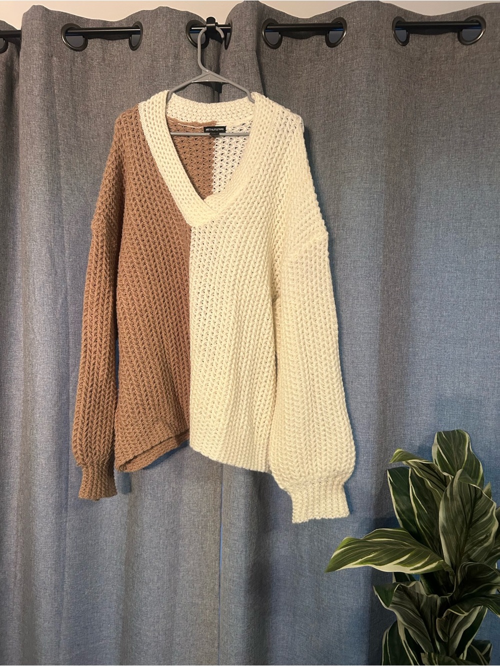 PrettyLittleThing Two-Tone Chunky V-Neck Sweater in Cream & Brown